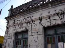 Deterioração das fachadas da rua André Rovai