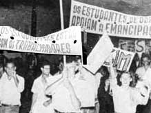 1959: Manifestação estudantil pelo "sim" à emancipação.