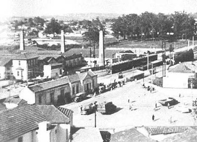 Largo de Osasco, anos 40: primeira estação, que fora construída por Antônio Agu. Ao fundo, a Cerâmica Industrial Osasco 